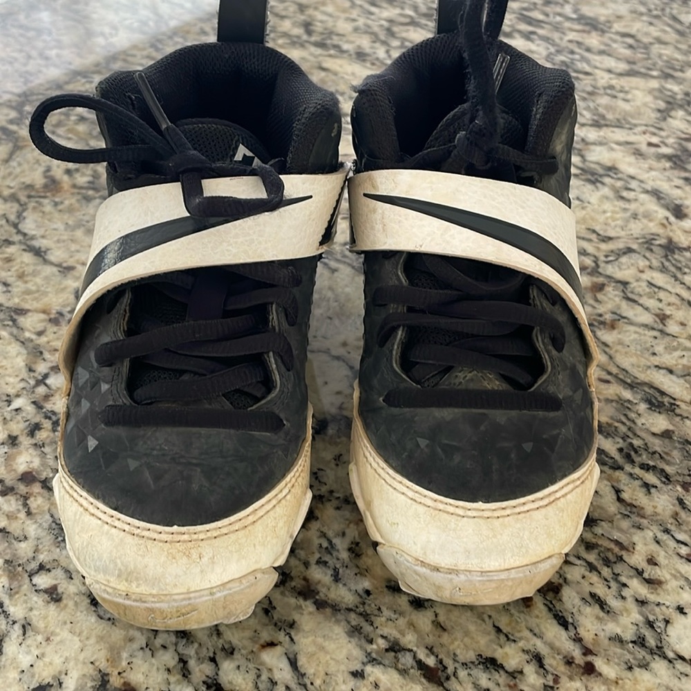 Nike force Trout boys baseball cleats. Lots of life left. Size 12. Tie & Velcro